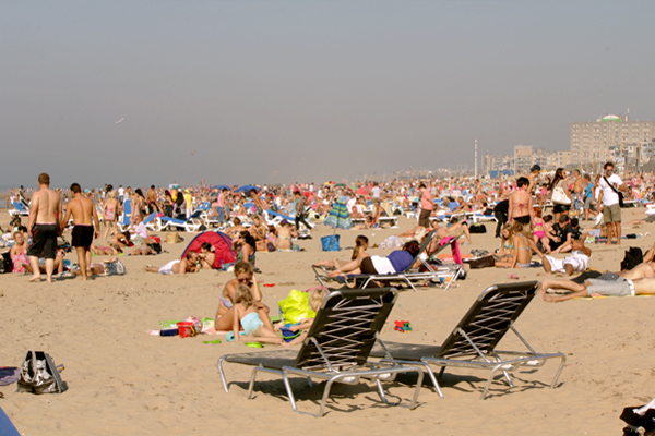 Crowds at Zandvoort beach