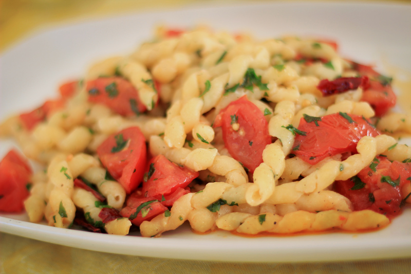 Favignana - Spaghetti with Peppers and Tomato in Garlic Sauce