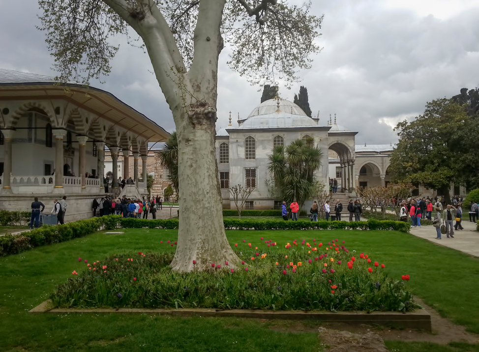 Topkapi-Palace-Courtyard-Gardens-974x715