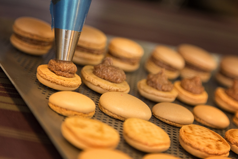 Filling Macarons